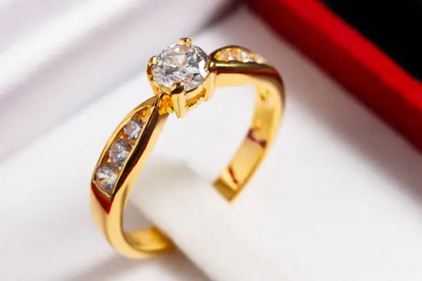 Anel de ouro com diamante
