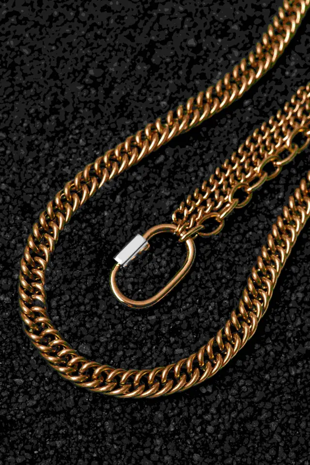 Pulseiras e correntes de ouro sobre fundo escuro